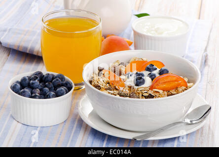 Petit-déjeuner sain - muesli avec du yaourt et du jus de fruits . Selective focus Banque D'Images