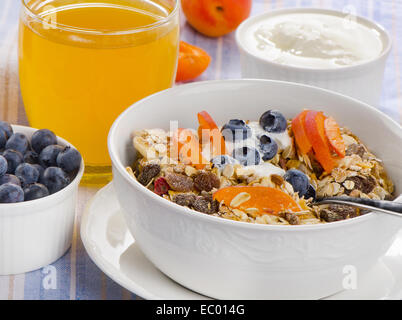 Petit-déjeuner sain - muesli avec du yaourt et du jus de fruits . Selective focus Banque D'Images