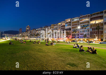 IZMIR, TURQUIE - 21 juillet 2014 : les gens sur l'herbe à côté d'Izmir où Kordon est l'un des plus populaires de destination pour facilement acessible Banque D'Images