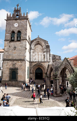 Fontaine à l'extérieur de l'église de Igreja do Carmo Rua do Carmo, Porto. Banque D'Images