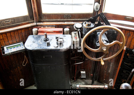 Commande conducteur d'un tramway à Porto, Portugal. Banque D'Images