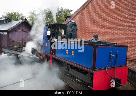 Le pilote de 10 et d'un 1/4 de pouce de la locomotive à vapeur no 1 jauge 'Alan Bloom' utilise ses injecteurs comme il déplace son moteur sur la ligne de jardin Banque D'Images