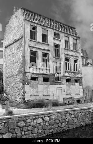 Tourné en noir et blanc d'une maison abandonnée à la partie ancienne de Wismar, Allemagne Banque D'Images