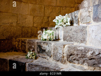 Bouquets de mariage sur l'escalier en spirale au château de Farnham, Surrey Banque D'Images