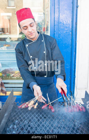 Cambridge, UK. 06 Dec, 2014. Fournisseurs proposent une gamme variée d'aliments à la foire d'hiver de Mill Road à Cambridge UK. L'événement annuel s'illumine le début de l'hiver avec la route fermée pour un défilé de carnaval, de la musique, de la danse et de l'alimentation. Mill Road est partie unique de Cambridge avec principalement des boutiques indépendantes et une économie locale et communautaire. Il a sa propre identité et se sentir contrairement à beaucoup d'UK High rues qui regorgent de boutiques de chaînes nationales. Credit : Julian Eales/Alamy Live News Banque D'Images