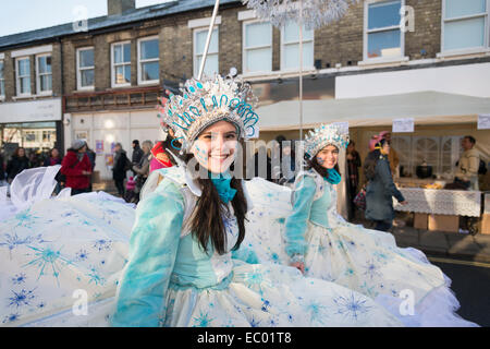 Cambridge, UK. 06 Dec, 2014. Les danseurs à la foire d'hiver de Mill Road à Cambridge UK. L'événement annuel s'illumine le début de l'hiver avec la route fermée pour un défilé de carnaval, de la musique, de la danse et de l'alimentation. Mill Road est partie unique de Cambridge avec principalement des boutiques indépendantes et une économie locale et communauté diversifiée. Il a sa propre identité et se sentir contrairement à beaucoup d'UK High rues qui regorgent de boutiques de chaînes nationales. Credit : Julian Eales/Alamy Live News Banque D'Images