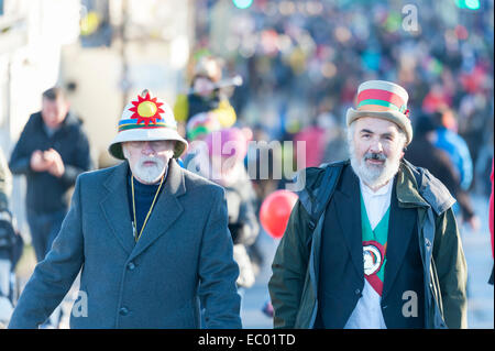 Cambridge, UK. 06 Dec, 2014. Deux hommes en costumes danse marche parmi la foule à la foire d'hiver de Mill Road à Cambridge UK. L'événement annuel s'illumine le début de l'hiver avec la route fermée pour un défilé de carnaval, de la musique, de la danse et de l'alimentation. Mill Road est partie unique de Cambridge avec principalement des boutiques indépendantes et une économie locale et communautaire. Il a sa propre identité et se sentir contrairement à beaucoup d'UK High rues qui regorgent de boutiques de chaînes nationales. Credit : Julian Eales/Alamy Live News Banque D'Images