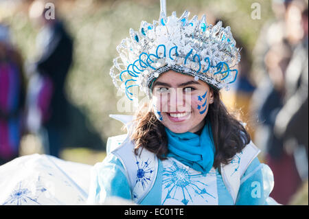 Cambridge, UK. 06 Dec, 2014. Les danseurs à la foire d'hiver de Mill Road à Cambridge UK. L'événement annuel s'illumine le début de l'hiver avec la route fermée pour un défilé de carnaval, de la musique, de la danse et de l'alimentation. Mill Road est partie unique de Cambridge avec principalement des boutiques indépendantes et une économie locale et communauté diversifiée. Il a sa propre identité et se sentir contrairement à beaucoup d'UK High rues qui regorgent de boutiques de chaînes nationales. Credit : Julian Eales/Alamy Live News Banque D'Images