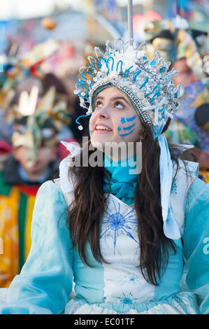 Cambridge, UK. 06 Dec, 2014. Les danseurs à la foire d'hiver de Mill Road à Cambridge UK. L'événement annuel s'illumine le début de l'hiver avec la route fermée pour un défilé de carnaval, de la musique, de la danse et de l'alimentation. Mill Road est partie unique de Cambridge avec principalement des boutiques indépendantes et une économie locale et communauté diversifiée. Il a sa propre identité et se sentir contrairement à beaucoup d'UK High rues qui regorgent de boutiques de chaînes nationales. Credit : Julian Eales/Alamy Live News Banque D'Images