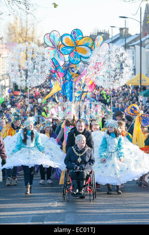 Cambridge, UK. 06 Dec, 2014. Les danseurs à la foire d'hiver de Mill Road à Cambridge UK. L'événement annuel s'illumine le début de l'hiver avec la route fermée pour un défilé de carnaval, de la musique, de la danse et de l'alimentation. Mill Road est partie unique de Cambridge avec principalement des boutiques indépendantes et une économie locale et communauté diversifiée. Il a sa propre identité et se sentir contrairement à beaucoup d'UK High rues qui regorgent de boutiques de chaînes nationales. Credit : Julian Eales/Alamy Live News Banque D'Images