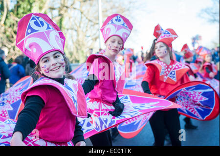 Cambridge, UK. 06 Dec, 2014. Les danseurs à la foire d'hiver de Mill Road à Cambridge UK. L'événement annuel s'illumine le début de l'hiver avec la route fermée pour un défilé de carnaval, de la musique, de la danse et de l'alimentation. Mill Road est partie unique de Cambridge avec principalement des boutiques indépendantes et une économie locale et communauté diversifiée. Il a sa propre identité et se sentir contrairement à beaucoup d'UK High rues qui regorgent de boutiques de chaînes nationales. Credit : Julian Eales/Alamy Live News Banque D'Images