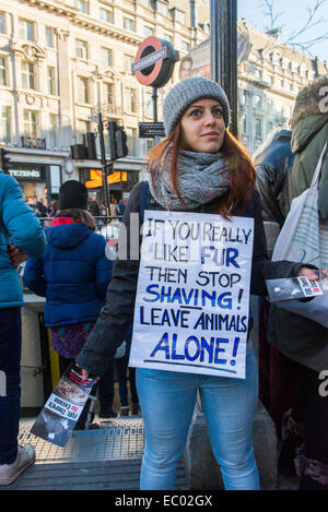 Oxford Circus, Londres, Royaume-Uni. 6 décembre 2014. Des manifestants anti-fourrure démontrer hors de Benetton en Oxford Circus. Crédit : Matthieu Chattle/Alamy Live News Banque D'Images