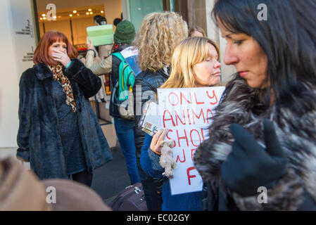 Oxford Circus, Londres, Royaume-Uni. 6 décembre 2014. Des manifestants anti-fourrure démontrer hors de Benetton en Oxford Circus. Crédit : Matthieu Chattle/Alamy Live News Banque D'Images