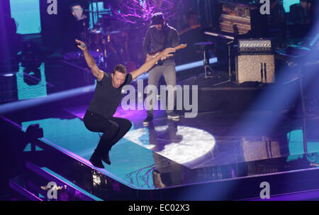 Berlin, Allemagne. 5 déc, 2014. Chris Martin, chanteur du groupe britannique Coldplay danses pendant le show en direct de "La Voix de l'Allemagne' à Berlin, Allemagne, 5 décembre 2014. L'émission sera diffusée sur braodcaster Sat.1. Photo : Joerg Carstensen/dpa/Alamy Live News Banque D'Images