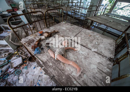 Poupée ancienne en maternelle "Cheburashka' dans la ville abandonnée Pripyat, zone d'exclusion de Tchernobyl, l'Ukraine Banque D'Images