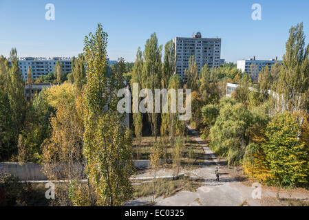 16 étages avec l'emblème de l'Ukraine soviétique dans la ville abandonnée Pripyat, zone d'exclusion de Tchernobyl, l'Ukraine Banque D'Images