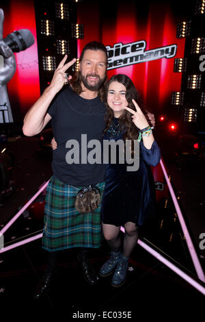 Berlin, Allemagne. 5 déc, 2014. Juré Rea Garvey et Lina candidat au cours de l'Arndt live show de 'La Voix de l'Allemagne' à Berlin, Allemagne, 5 décembre 2014. L'émission sera diffusée sur braodcaster Sat.1. Photo : Joerg Carstensen/dpa/Alamy Live News Banque D'Images