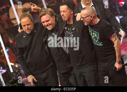 Berlin, Allemagne. 5 déc, 2014. Le groupe 'Die Fantastischen Vier' avec Thomas D. (R) au cours de l'émission en direct de 'La Voix de l'Allemagne' à Berlin, Allemagne, 5 décembre 2014. L'émission sera diffusée sur braodcaster Sat.1. Photo : Joerg Carstensen/dpa/Alamy Live News Banque D'Images