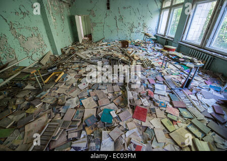 Beaucoup de livres dans la salle de classe de l'école intermédiaire numéro 3 dans la ville abandonnée Pripyat, zone d'exclusion de Tchernobyl, l'Ukraine Banque D'Images