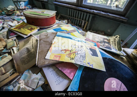 Beaucoup de livres et de dessins dans la salle de classe de l'école intermédiaire numéro 3 dans la ville abandonnée Pripyat, zone d'exclusion de Tchernobyl, l'Ukraine Banque D'Images