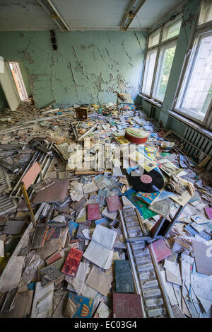 Beaucoup de livres dans la salle de classe de l'école intermédiaire numéro 3 dans la ville abandonnée Pripyat, zone d'exclusion de Tchernobyl, l'Ukraine Banque D'Images