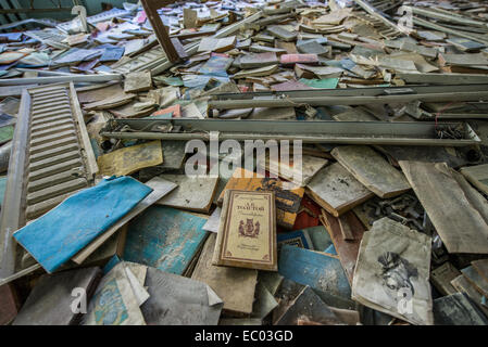 Beaucoup de livres dans la salle de classe de l'école intermédiaire numéro 3 dans la ville abandonnée Pripyat, zone d'exclusion de Tchernobyl, l'Ukraine Banque D'Images