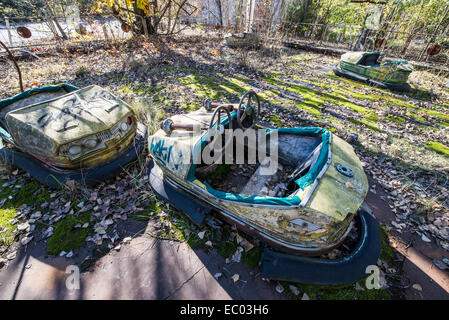 Voitures de butoir en fête foraine du parc de la ville de Pripyat, ville abandonnée Zone d'exclusion de Tchernobyl, l'Ukraine Banque D'Images