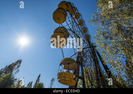 Grande roue de fête foraine du parc de la ville de Pripyat, ville abandonnée Zone d'exclusion de Tchernobyl, l'Ukraine Banque D'Images