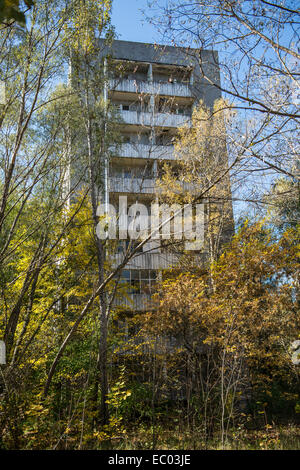 Bloc d'appartements dans la ville abandonnée Pripyat, zone d'exclusion de Tchernobyl, l'Ukraine Banque D'Images