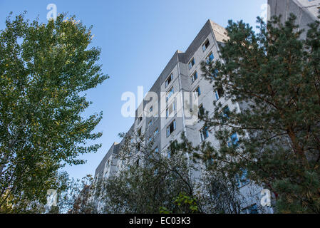 Bloc d'appartements dans la ville abandonnée Pripyat, zone d'exclusion de Tchernobyl, l'Ukraine Banque D'Images