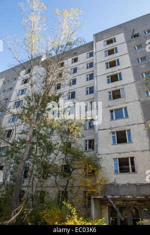 Bloc d'appartements dans la ville abandonnée Pripyat, zone d'exclusion de Tchernobyl, l'Ukraine Banque D'Images