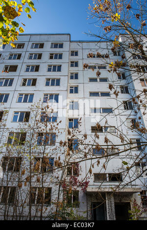 Bloc d'appartements sur Heroes of Stalingrad Street dans la ville abandonnée Pripyat, zone d'exclusion de Tchernobyl, l'Ukraine Banque D'Images