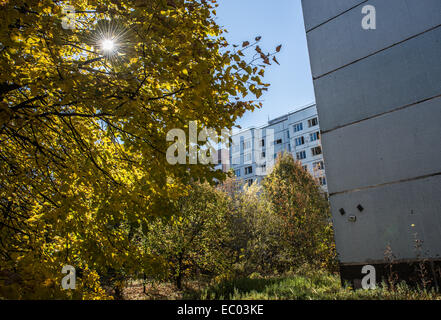 Bloc d'appartements sur Heroes of Stalingrad Street dans la ville abandonnée Pripyat, zone d'exclusion de Tchernobyl, l'Ukraine Banque D'Images