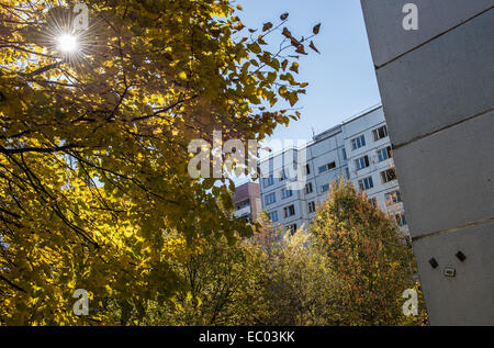 Bloc d'appartements sur Heroes of Stalingrad Street dans la ville abandonnée Pripyat, zone d'exclusion de Tchernobyl, l'Ukraine Banque D'Images