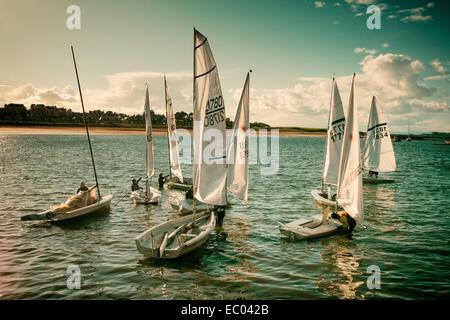 Des canots et des bateaux à voile sur la plage de North Berwick, East Lothian, en Ecosse. Banque D'Images