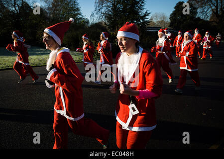 Londres, Royaume-Uni. 6e déc, 2014. Organisme de bienfaisance annuel Santa Run dans Battersea Park Crédit : Guy Josse/Alamy Live News Banque D'Images