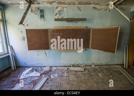 Salle de classe à l'école intermédiaire numéro 3 dans la ville abandonnée Pripyat, zone d'exclusion de Tchernobyl, l'Ukraine Banque D'Images