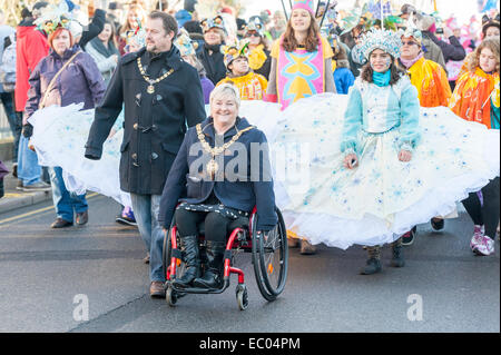 Cambridge, UK. 06 Dec, 2014. Le défilé du carnaval à la foire d'hiver de Mill Road à Cambridge UK. L'événement annuel s'illumine le début de l'hiver avec la route fermée pour un défilé de carnaval, de la musique, de la danse et de l'alimentation. Mill Road est partie unique de Cambridge avec principalement des boutiques indépendantes et une économie locale et communauté diversifiée. Il a sa propre identité et se sentir contrairement à beaucoup d'UK High rues qui regorgent de boutiques de chaînes nationales. Credit : Julian Eales/Alamy Live News Banque D'Images