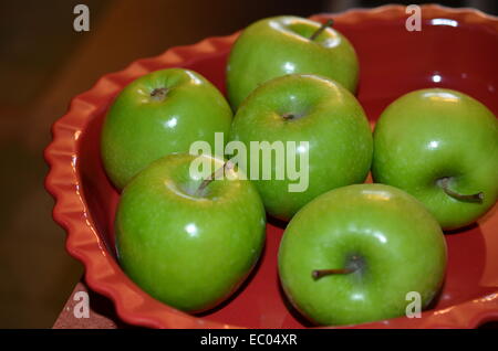 La pomme verte dans le plat Banque D'Images