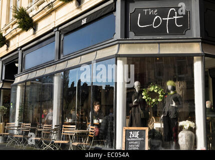 Des scènes de baignoire une ville historique dans le style géorgien dans Somerset England UK Le Loft Cafe Banque D'Images