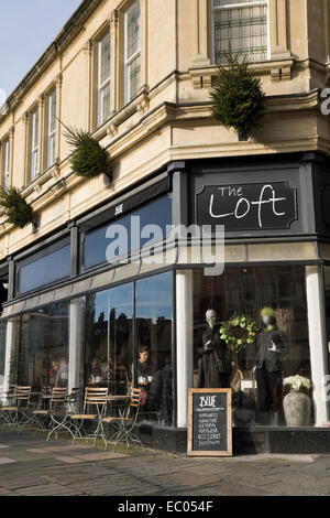 Des scènes de baignoire une ville historique dans le style géorgien dans Somerset England UK Le Loft Cafe Banque D'Images