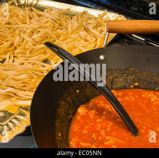 Les fettuccine ou tagliatelle cut prêt à cuire et de la sauce bolognese Banque D'Images