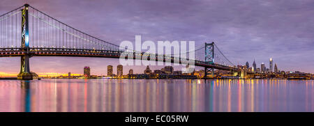 Vue panoramique de la Place-Ben-Franklin bridge et Philadelphia skyline, sous un coucher de soleil pourpre Banque D'Images