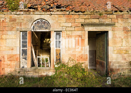 Agent immobilier abandonnés cottages à Gosford House, dans l'Est, en Écosse. Banque D'Images