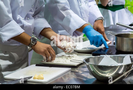 De grands chefs cuisinent le dîner dans les restaurants. Banque D'Images