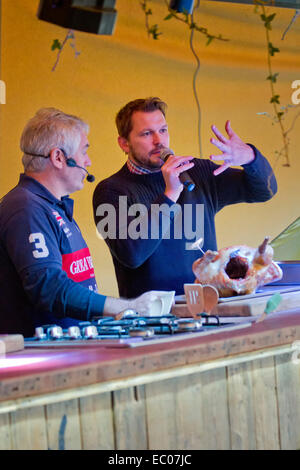 Ipswich, Suffolk, UK. 6e décembre 2014. La Turquie primé source Paul Kelly, directeur général de Kelly Turkey Farms, donne une démonstration de cuisine avec le fermier et présentatrice TV Jimmy Doherty au Jimmy's Farm de Noël annuel de deux jours Fayre. Crédit : Ronnie McMillan/Alamy Live News Banque D'Images