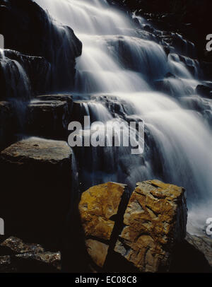 Détail de chutes d'eau qui alimente la rivière Middle Fork près de Glacier National Park, Montana Banque D'Images