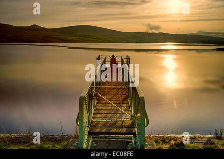 Réservoir d'Harlaw au coucher du soleil dans le Parc Régional Pentland Hills, près d'Édimbourg, Écosse. Banque D'Images