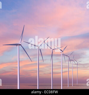 Les turbines éoliennes dans la mer, sur le coucher du soleil Banque D'Images