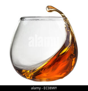 Touche de cognac en verre isolé sur fond blanc Banque D'Images